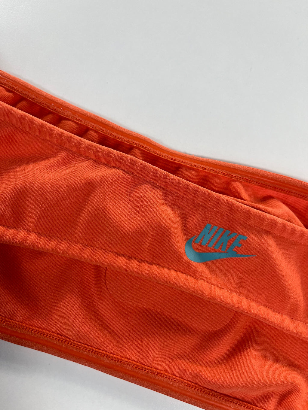Nike sportmelltartó