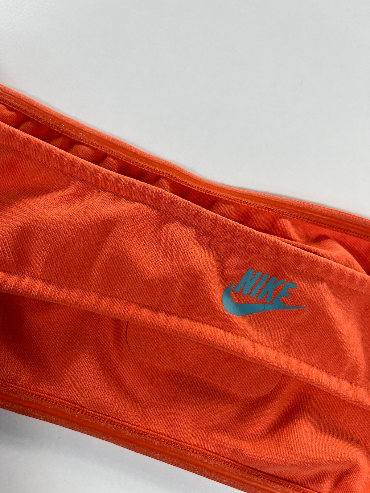 Nike sportmelltartó