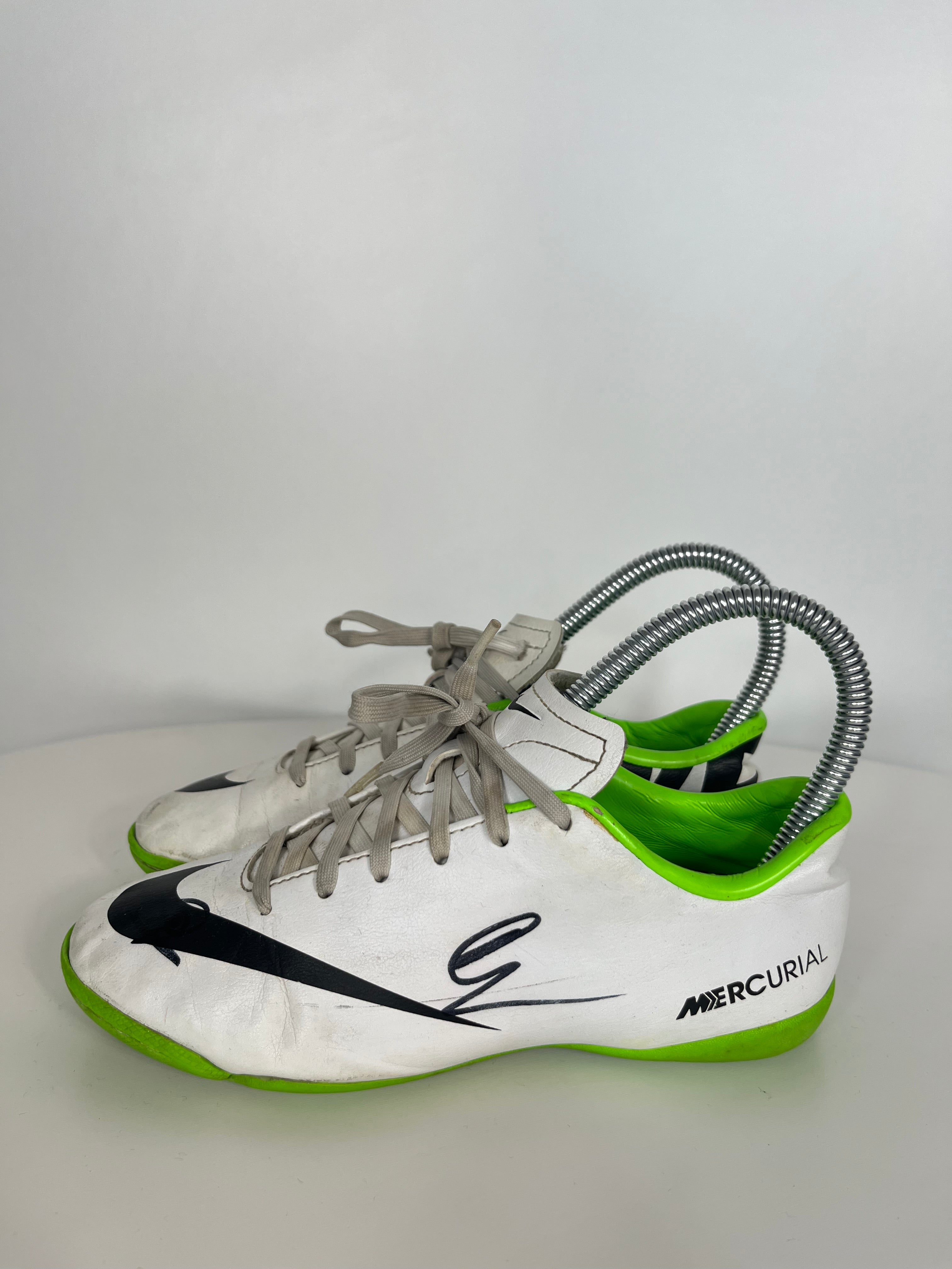 Nike Mercurial Victory IV signed cipő