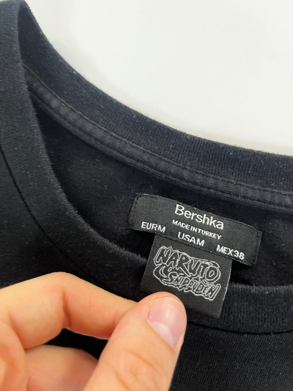 Bershka Naruto Uciha Sasuke póló