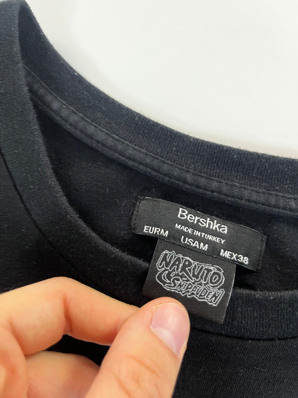 Bershka Naruto Uciha Sasuke póló