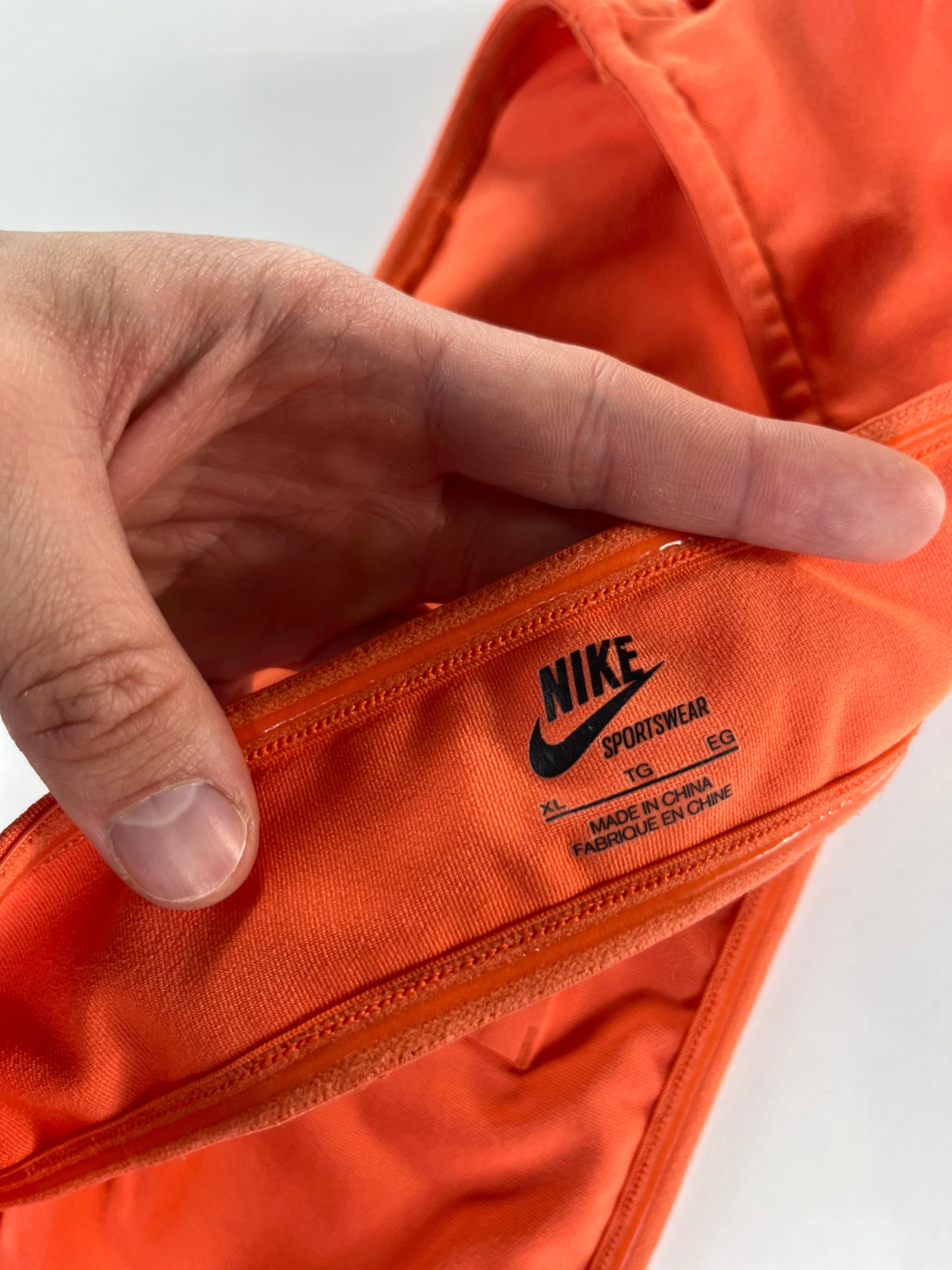Nike sportmelltartó